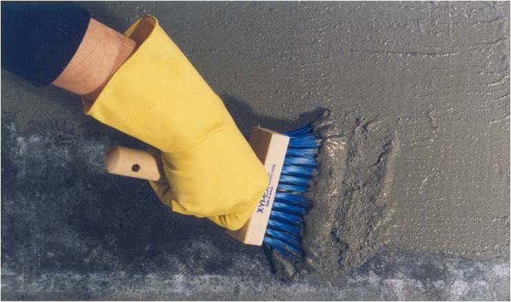 Quét màng chống thấm tinh thể lên vách hố PIT