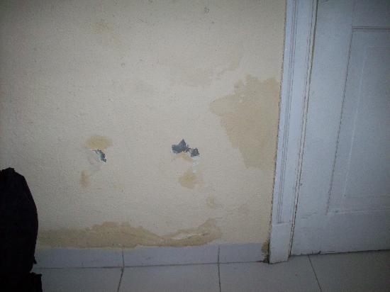 Tường xuất hiện các đường nứt thấm nước