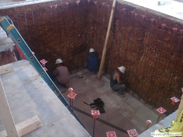Gia cố khung thép chịu lực tường vây bê tông hố PIT